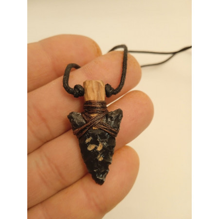 Penjoll  punta de fletxa de obsidiana de Sardenya fixat a fusta d'olivera