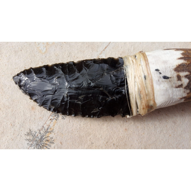 Ganivet  reproduït  amb materials reals usats al Neolític